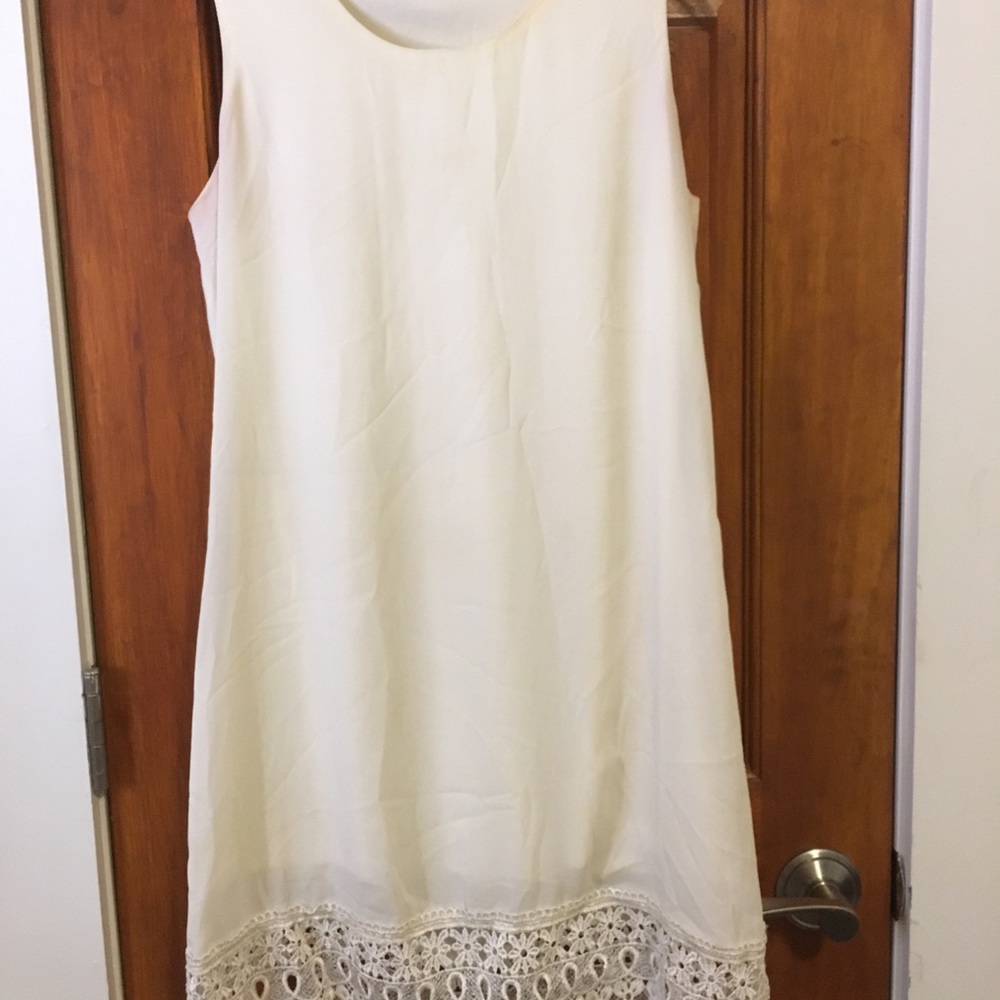 White Tobi with lace detail along bottom